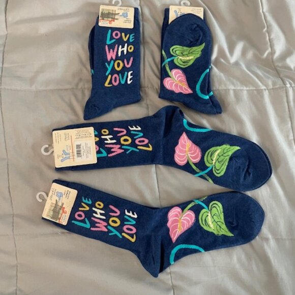 NWT Women's Socks Bundle 4 x Blue Q Crew Love Who You Love $60 Great Gifts SALE - Picture 5 of 9